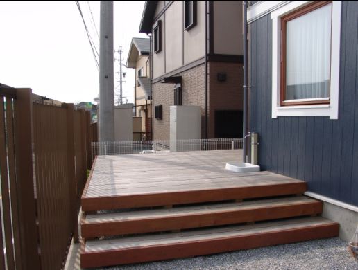 ウッドデッキのステップ
