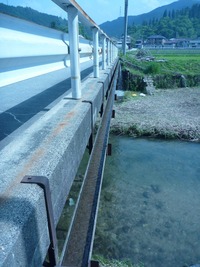 橋の横に・・・