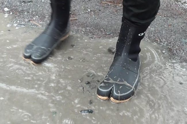 雨のお祭りは足元がグチャグチャ 雨のお祭りは足元がグチャグチャ