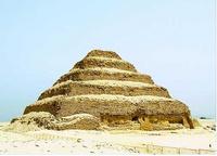 エジプト考古庁、幻の「頭のないピラミッド」を再発見