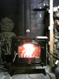 ＊今冬初めての薪ストーブに火入れしました！