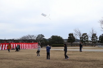 第15回新春こども凧あげ会に行ってきました☆ 第15回新春こども凧あげ会に行ってきました☆