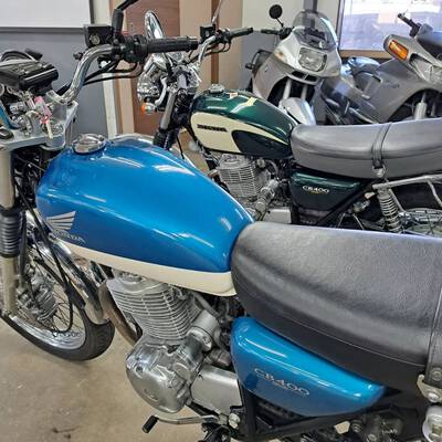CB400SSが2台入庫!やっと展示場が埋まって一安心です CB400SSが2台入庫!やっと展示場が埋まって一安心です