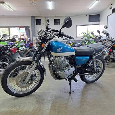 CB400SSが2台入庫!やっと展示場が埋まって一安心です CB400SSが2台入庫!やっと展示場が埋まって一安心です