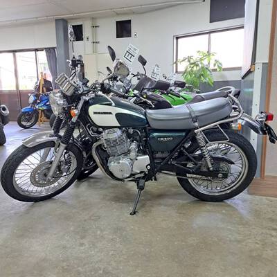 CB400SSが2台入庫!やっと展示場が埋まって一安心です CB400SSが2台入庫!やっと展示場が埋まって一安心です