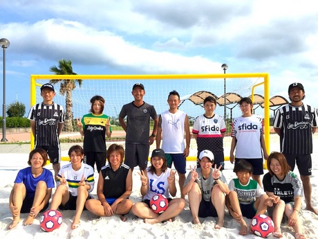 焼津港内で静岡県ビーチサッカーリーグを開催