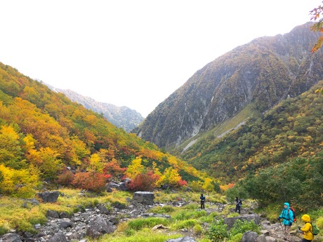 約6時間の登山、涸沢カールの紅葉 約6時間の登山、涸沢カールの紅葉