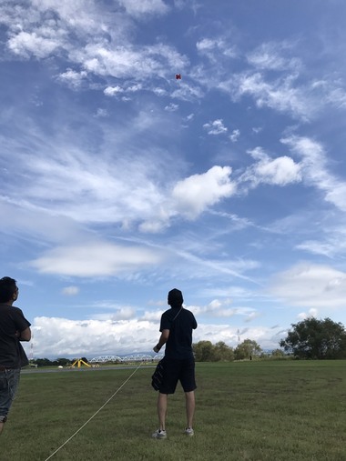 敬老の日を祝って凧揚げ練習！