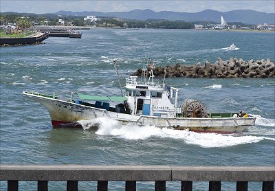 新居海釣り公園前 海に向かう兵栄丸