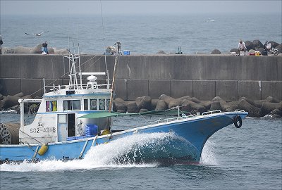 舞阪港 日高丸の波飛沫