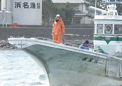 舞阪港しらす船凱旋　前縄を持つ男たち