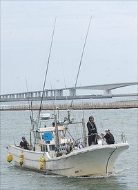 舞阪港　シイラ遊漁船哲昌丸凱旋の記念写真