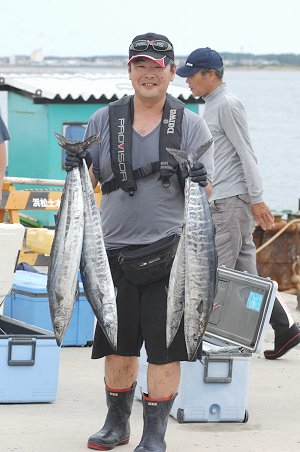 舞阪港　シイラ遊漁船哲昌丸凱旋の記念写真