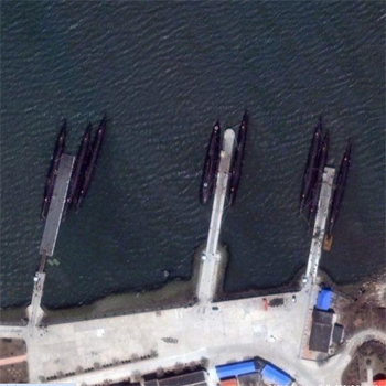 シナ海軍、建造中の空母