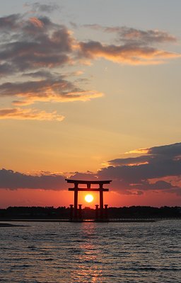 弁天島赤鳥居の夕陽