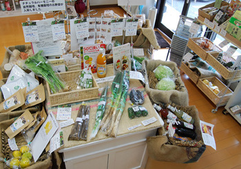 多種類のオーガニックのお野菜、天然酵母パンが揃いました。