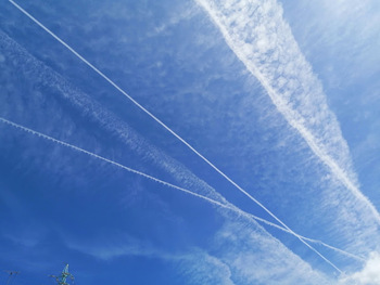 2021年5月6日午前　不自然な飛行機雲
