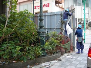 旧松菱のフェンス開く!