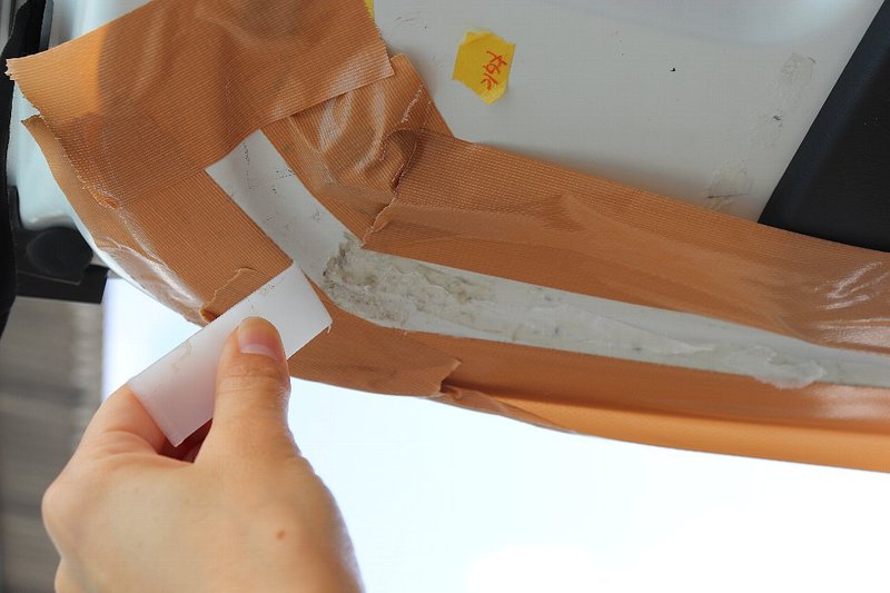 バックドア側ホールドテープの剥がし方と粘着材の除去方法