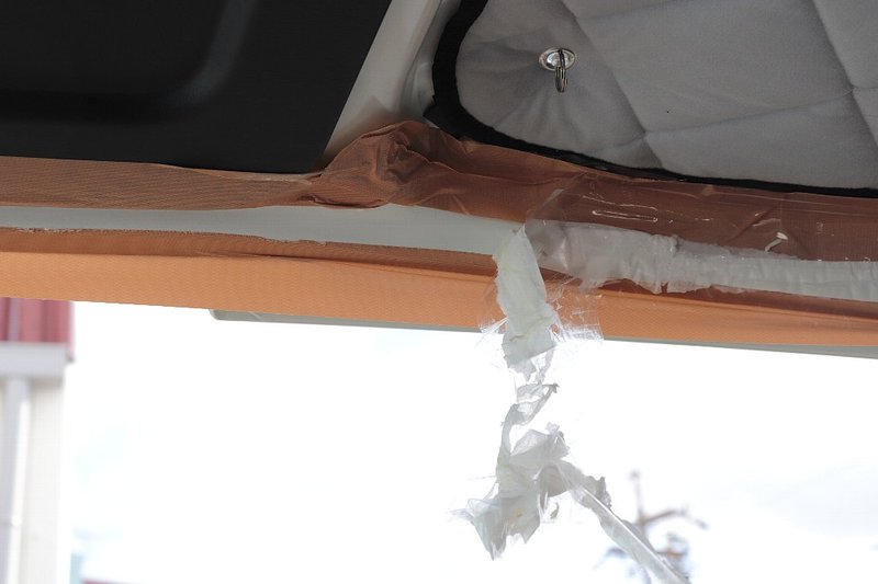 バックドア側ホールドテープの剥がし方と粘着材の除去方法