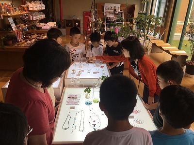 夏休み「自分よのなか塾」最終日～ガラスのハンコ制作・修了式～