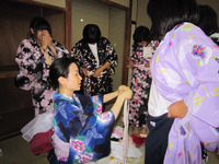 静岡県立吉原高校にて浴衣の着付けの授業を行いました。