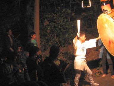 古人見の祭における女達