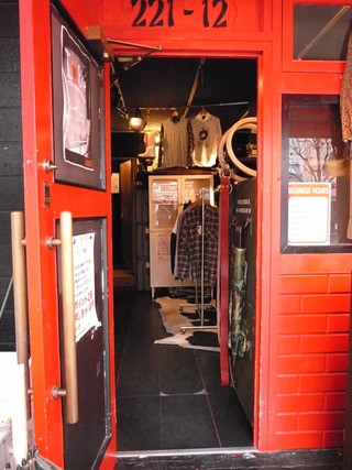 お店の前に駐車場あります