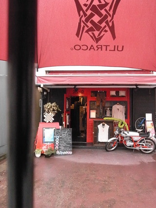 お店の前に駐車場あります