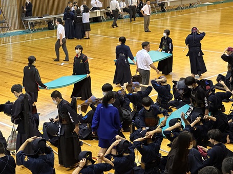 男子団体戦はお昼頃始まりそうです！
