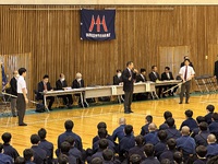 審判長の坂本先生からの説明（藤原先生と菊池先生）