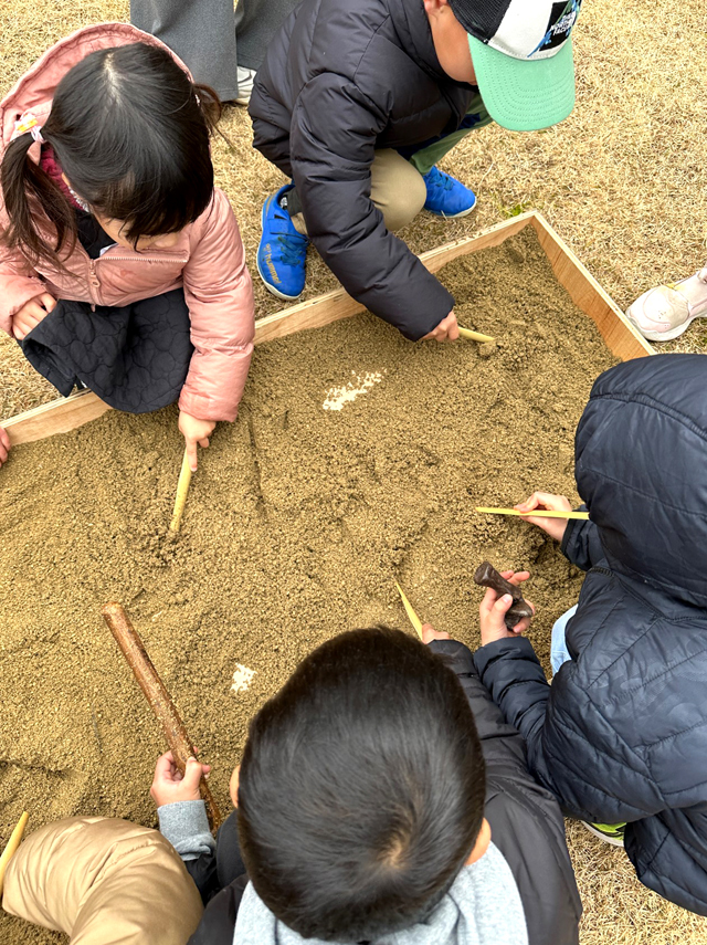ボーイスカウト浜松第６団のまなべる体験会「恐竜教室」の様子です。
