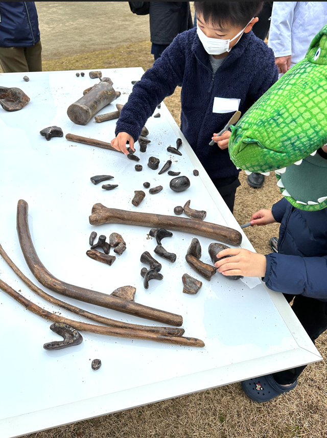 ボーイスカウト浜松第６団のまなべる体験会「恐竜教室」の様子です。