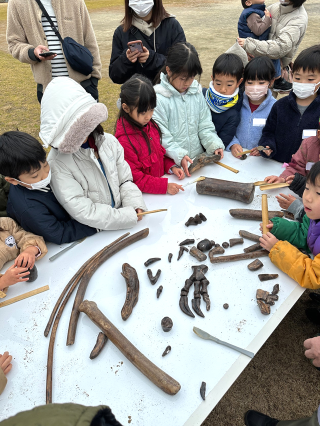 ボーイスカウト浜松第６団のまなべる体験会「恐竜教室」の様子です。