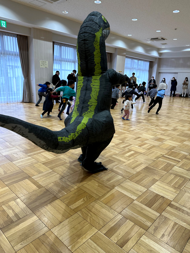 ボーイスカウト浜松第６団のまなべる体験会「恐竜教室」の様子です。