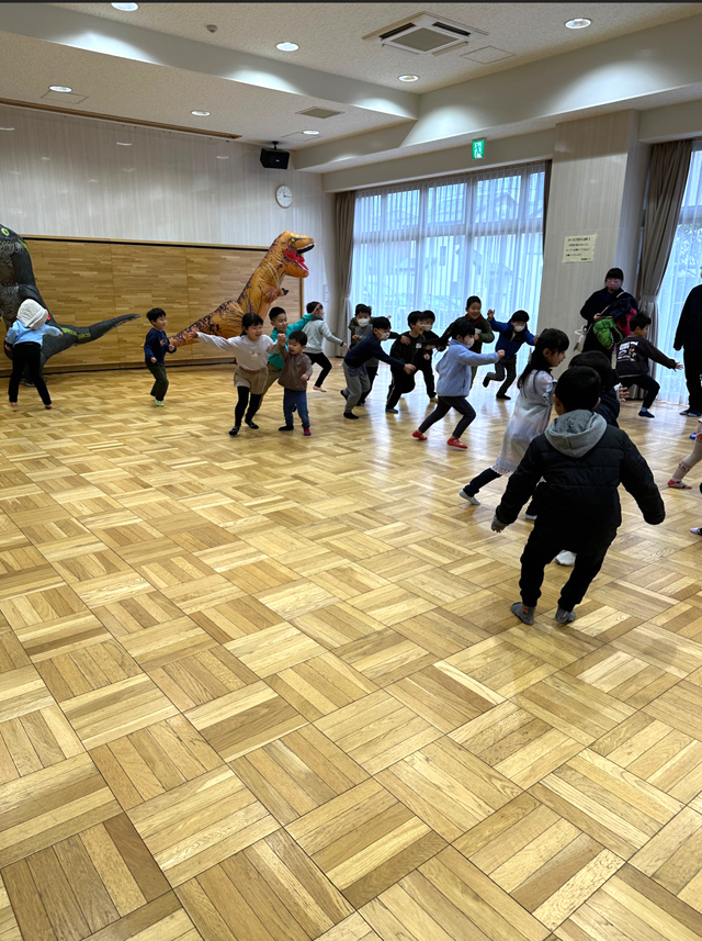 ボーイスカウト浜松第６団のまなべる体験会「恐竜教室」の様子です。