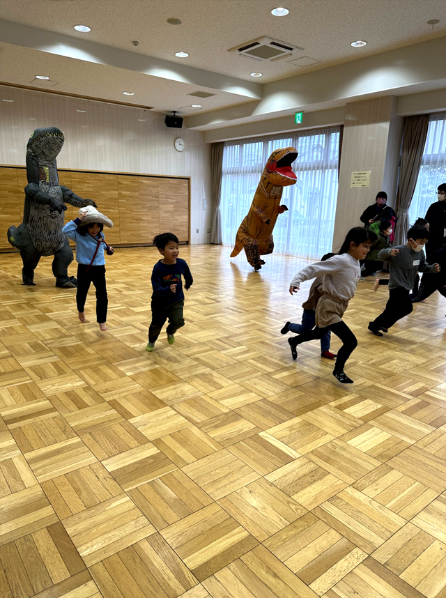 ボーイスカウト浜松第６団のまなべる体験会「恐竜教室」の様子です。