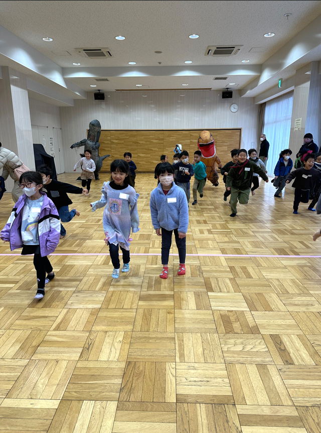 ボーイスカウト浜松第６団のまなべる体験会「恐竜教室」の様子です。