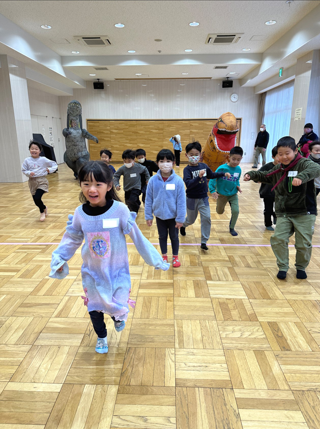 ボーイスカウト浜松第６団のまなべる体験会「恐竜教室」の様子です。