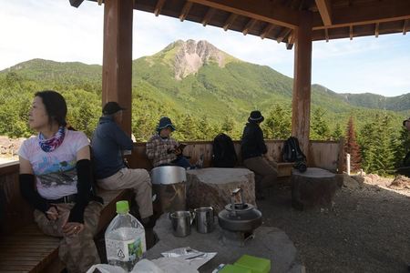 「勝手に山頂カフェ」気分を楽しむ猛暑日続きの夏の午後かな。