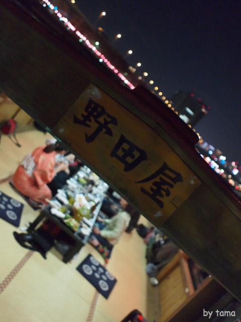 桜のシーズンの屋形船　夜の隅田川＆スカイツリー　スナップショット