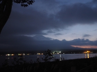 夕暮れの山中湖からのシルエット富士山 2014/10/17 14:16:31