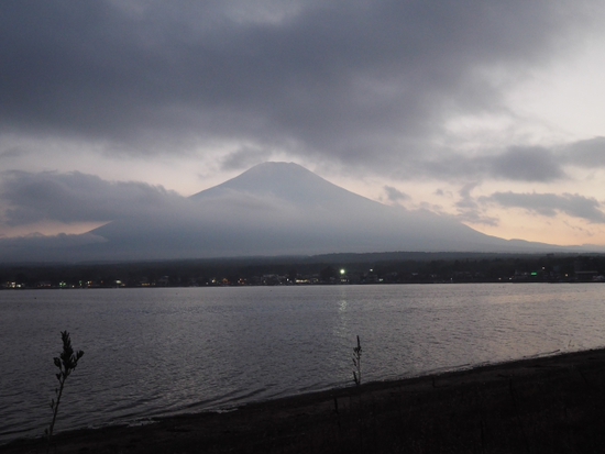 夕暮れの山中湖からのシルエット富士山