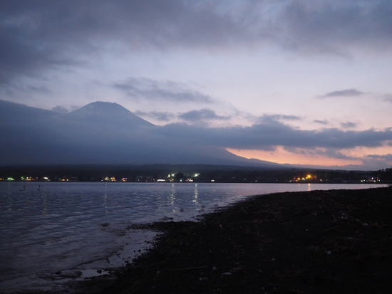 夕暮れの山中湖からのシルエット富士山