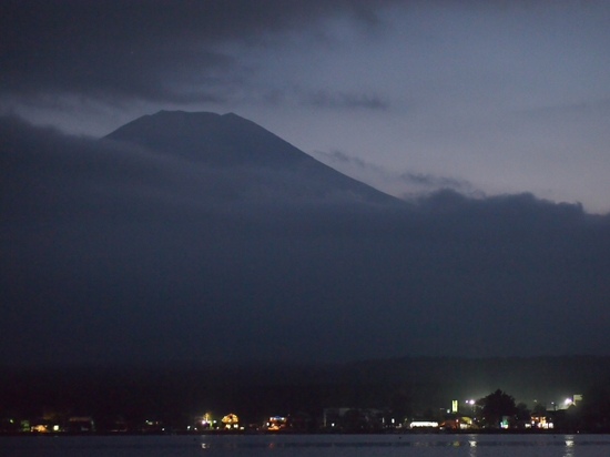夕暮れの山中湖からのシルエット富士山