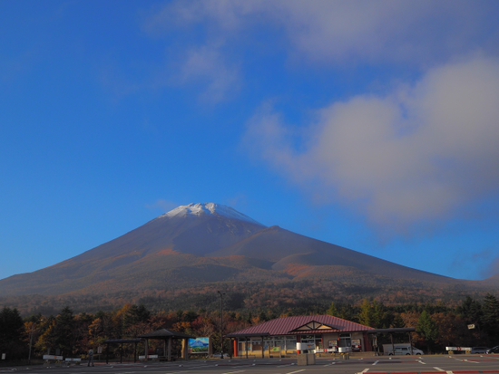 水ヶ塚公園駐車場からの富士山♪　ここも紅葉