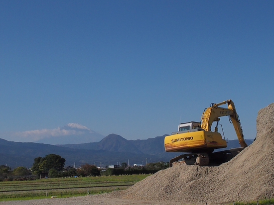 重機と富士山