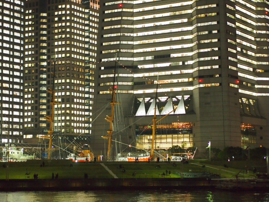 帆船日本丸と夜景　横浜みなとみらい