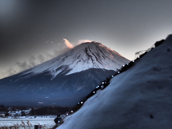 雪景色の大石公園からの富士山　河口湖