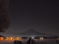 夜の河口湖　富士山シルエットと星空 2015/11/05 22:31:15
